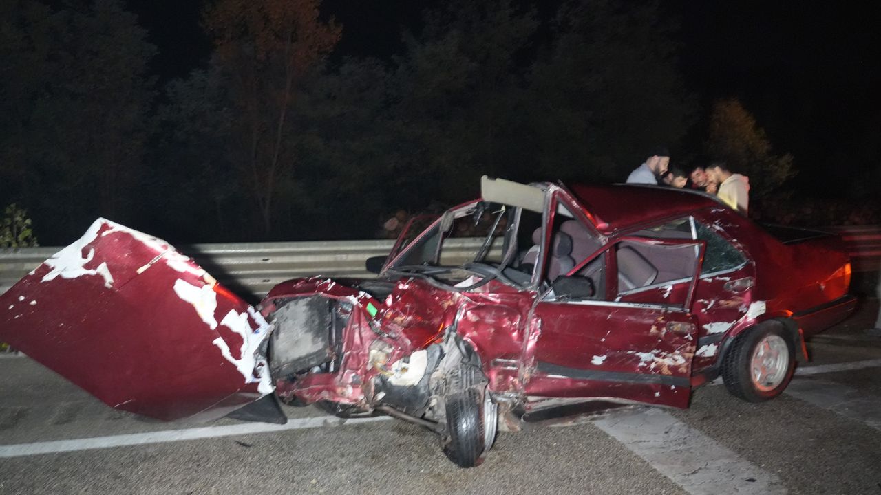 Kastamonu’da zincirleme trafik kazasında Tofaş hurda yığınına döndü