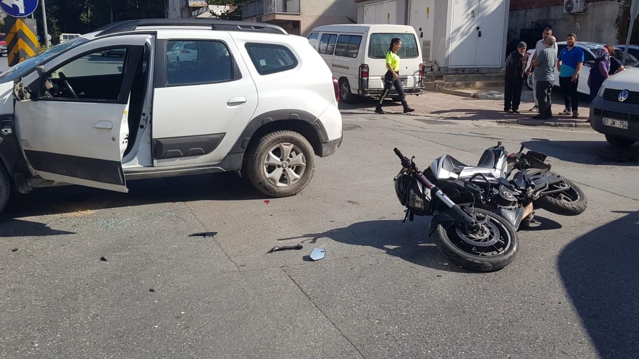 Otomobille motosiklet kazası korkuttu