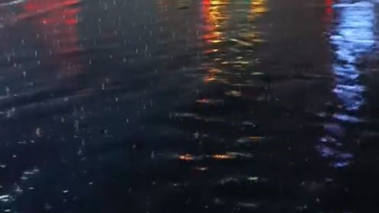 Sağanak hayatı felç etti: Yollar göle döndü