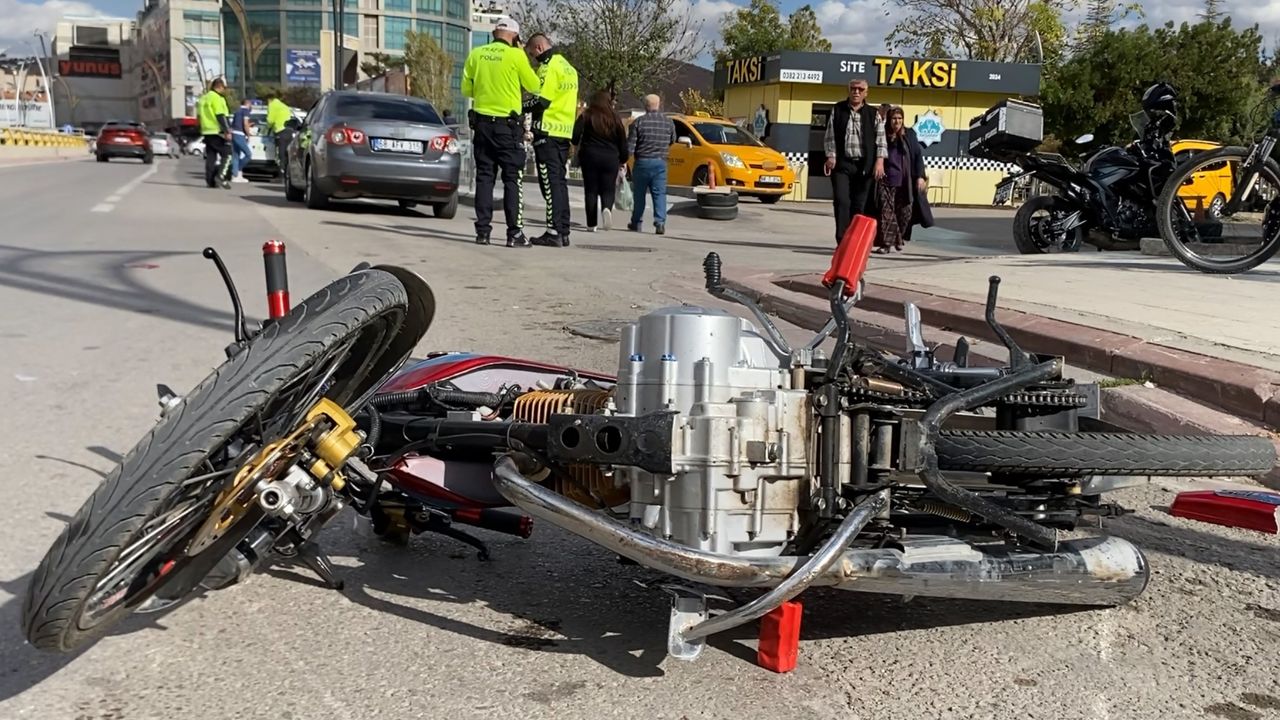 Otomobil ile motosiklet kafa kafaya çarpıştı: 1 yaralı