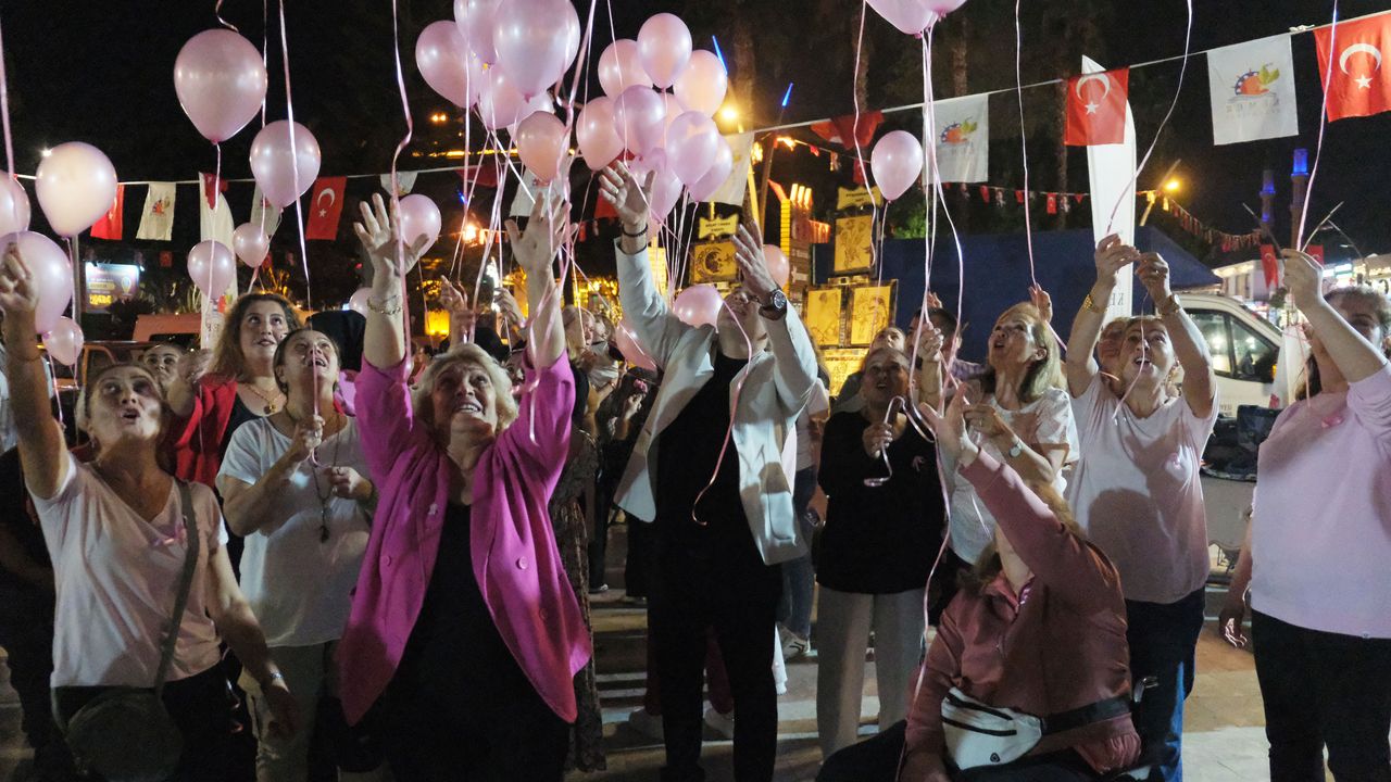 Kemer'de kadınlar gökyüzüne pembe balonlar bıraktı