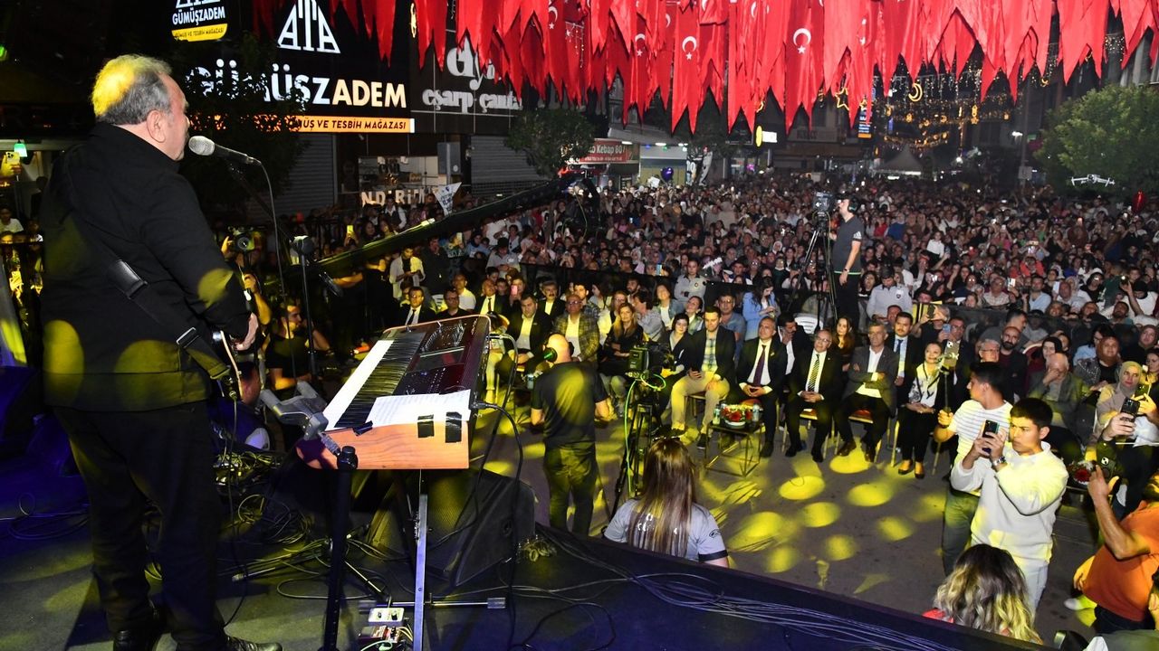 Ümit Besen’den memleketi Osmaniye’de muhteşem konser