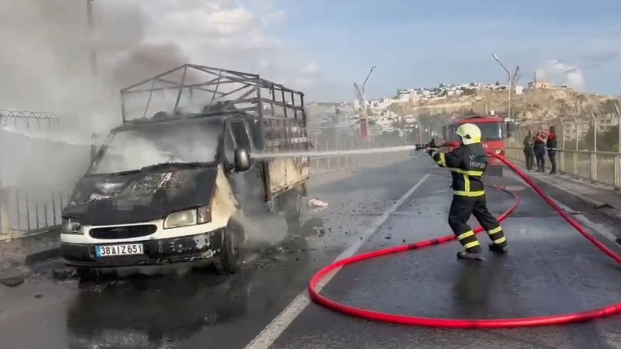 Seyir halindeki kamyonet alev aldı