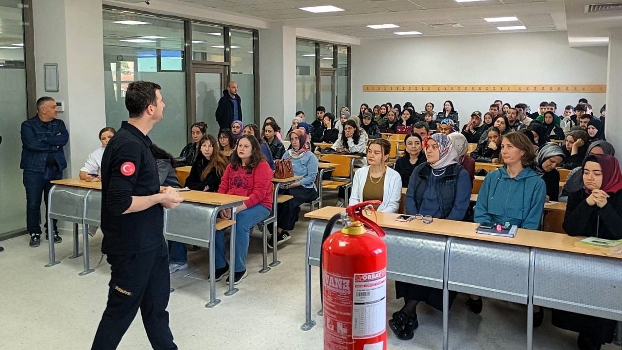 Üniversite öğrencileri yangın tatbikatıyla bilinçlendirildi
