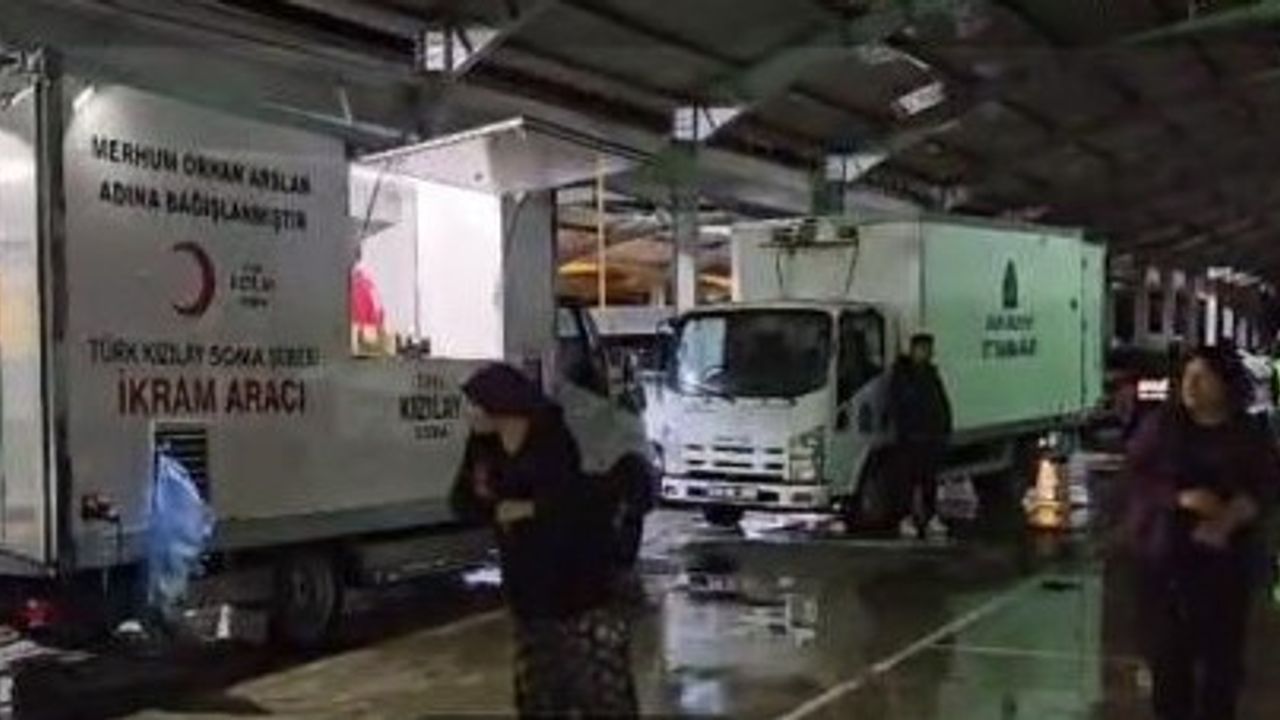 Deprem sonrası yağış, sokakta bulunan vatandaşlara zor anlar yaşattı