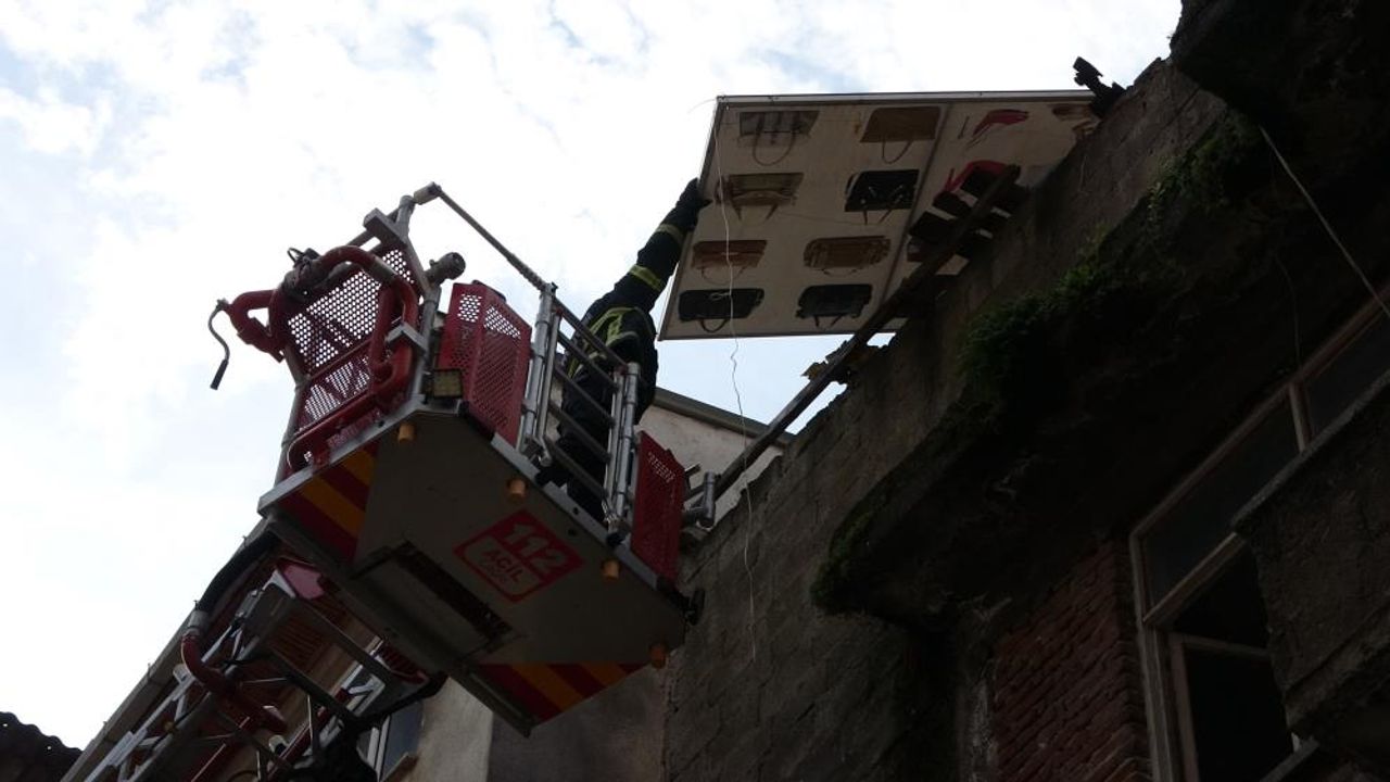 Sarkan pano, itfaiye ekiplerince kaldırıldı