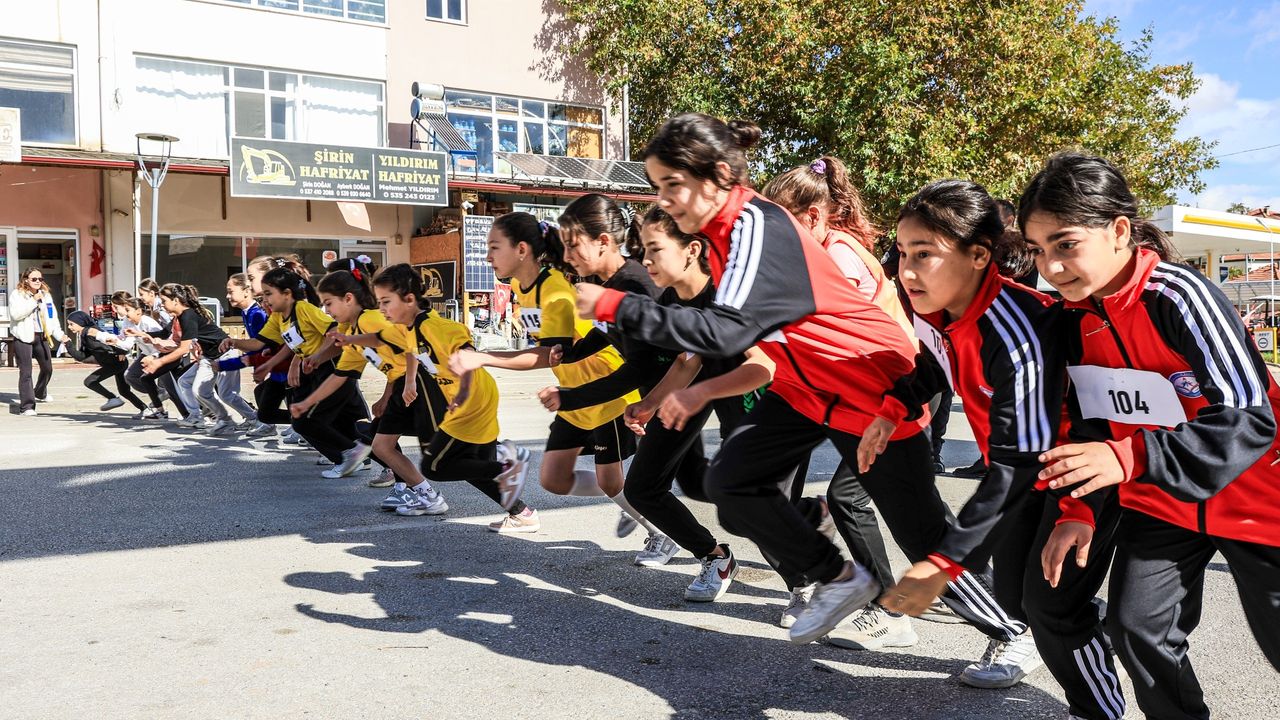 Çamelili çocuklar cumhuriyete koştu