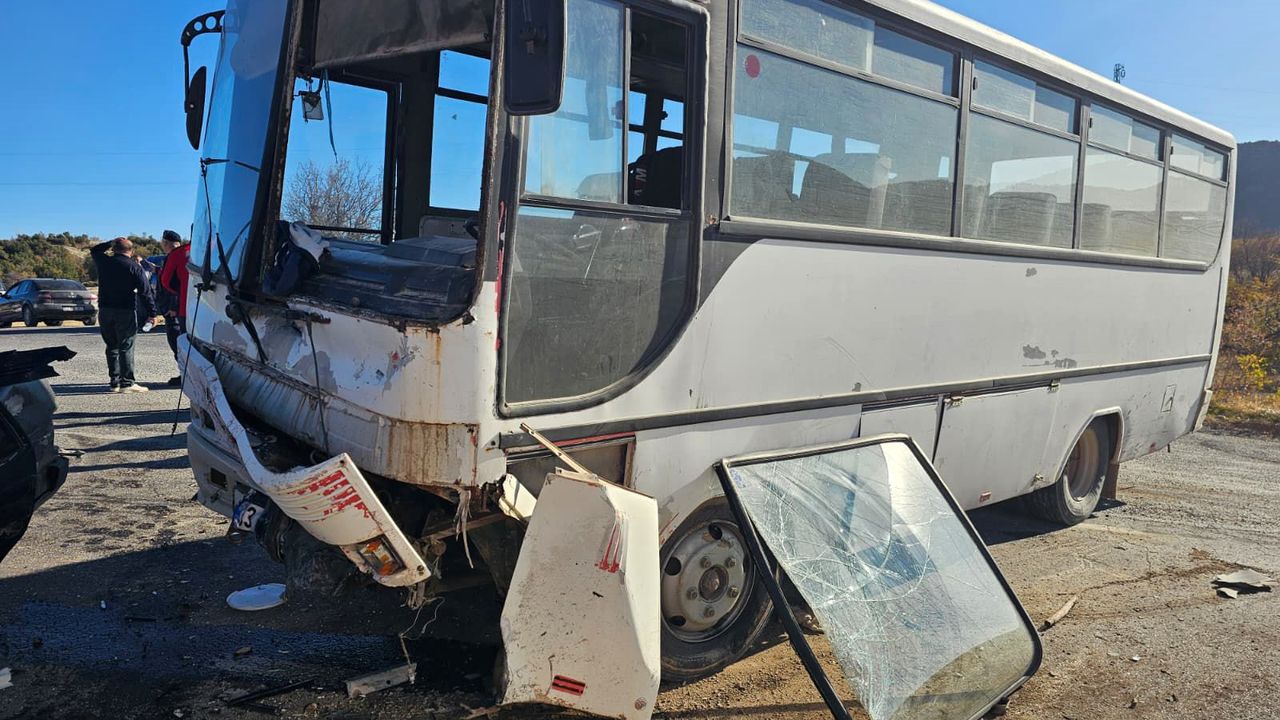 Tarım işçilerini taşıyan midibüste 3 ölü, 12 yaralı