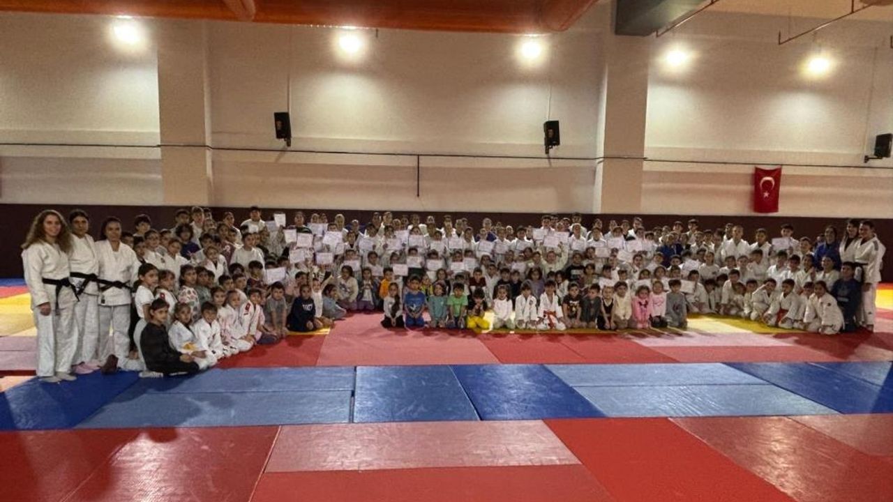 250 judocu kemer sınavında ter döktü