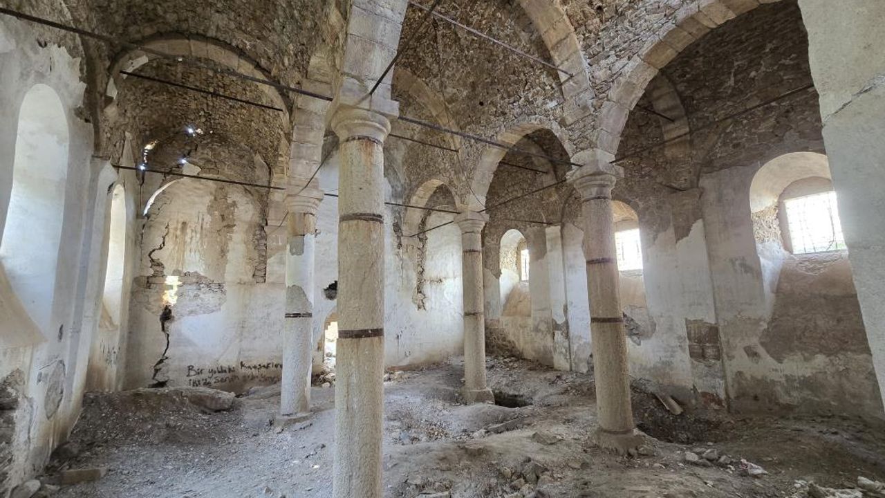 Garipler Köyü Kilisesi 300 yıllık tarihiyle zamana direniyor