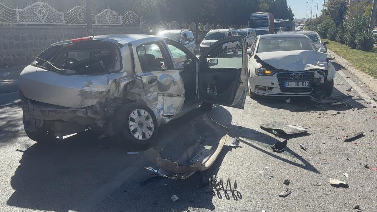 Kontrolden çıkan otomobil iki otomobile çarptı