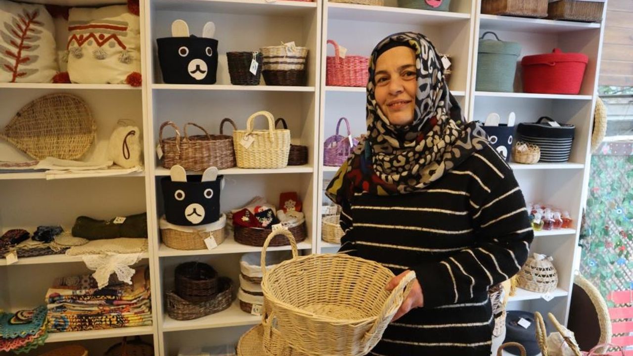 Kadınların atık kağıttan ürettikleri sepetler ilgi görüyor