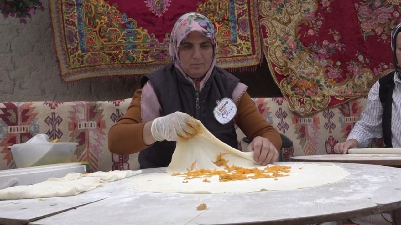 Kızılinler'de yapılan bal kabaklı gözleme ilginç lezzeti ile dikkat çekiyor