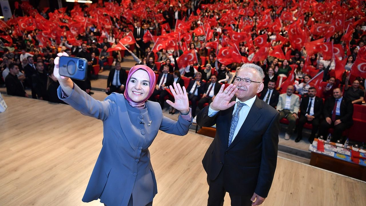 Başkan Büyükkılıç, Bakan Göktaş ile Birlikte Öğrencilere Bin 782 Kaynak Kitap Seti Dağıttı