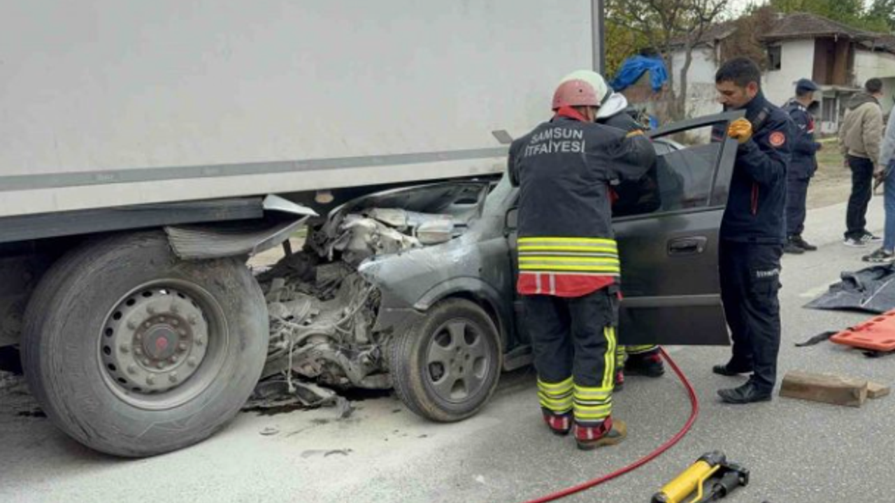 Feci Son:  Otomobili Tırın Altına Girdi!
