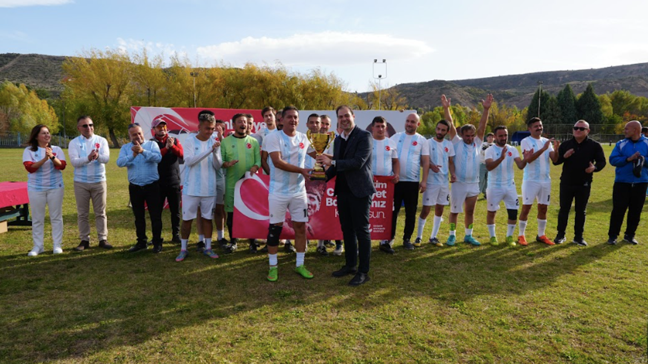 Cumhuriyet Kupası’nın Şampiyonu Park Bahçeler Takımı Oldu