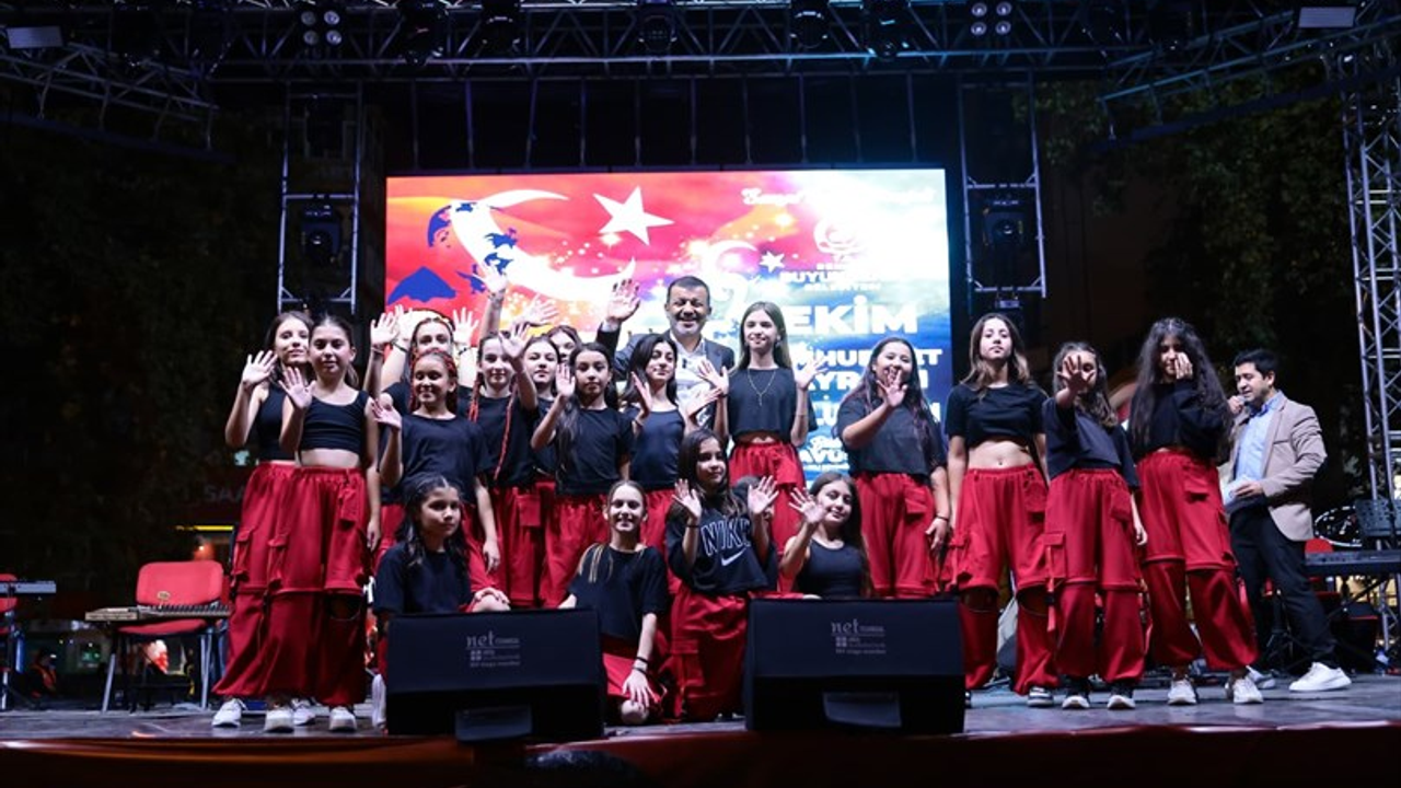 Cumhuriyet coşkusu müzik ve dansla taçlandı