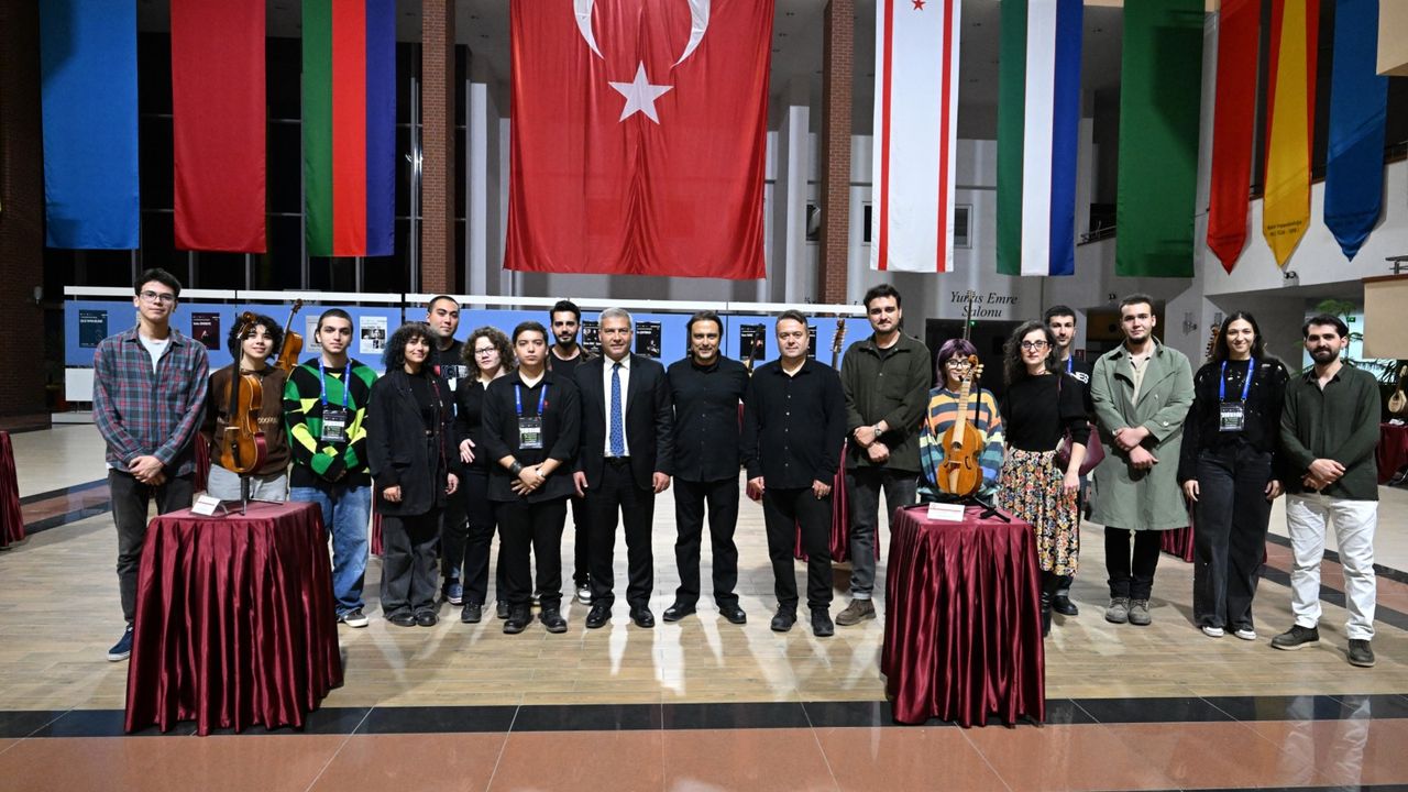 Rektör Adıgüzel öğrencilerin sergisini ziyaret etti