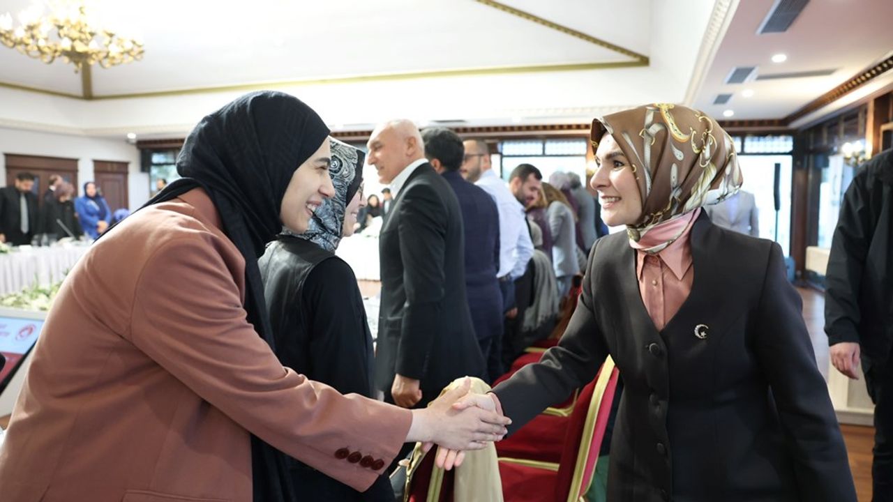 Bakan Göktaş, sosyal medya düzenlemesi için STK temsilcileriyle bir araya geldi