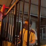 Cami Bahçesinde Kilitli Kalan Vatandaş Taş Atarak Yardım İstedi