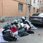 Eskişehir'de kaldırımı kapatan kıyafet yığını dikkat çekti