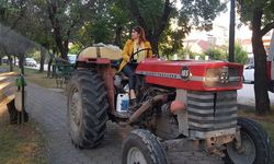 Kadın muhtar traktöre binip mahallesini ilaçladı