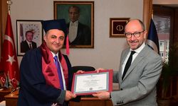 Uzman doktor üç yılda ikinci üniversite diplomasını aldı