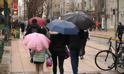 Eskişehir’de yağmuru gören şemsiyelerini açtı