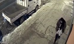 Sokak hayvanlarının mamasını çalan şahıs güvenlik kameralarına yansıdı