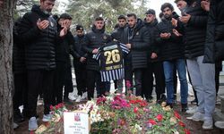 Eskişehirspor ekibi şehit kabirlerini ziyaret etti