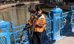 Küçük klarnetçi yaptığı sokak müziğiyle dinleyenleri mest ediyor