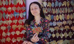 Ebru sanatını yapraklar ve lületaşıyla buluşturuyor