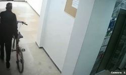 Açık bulduğu apartman kapısından girerek bisiklet çaldı (VİDEO HABER)