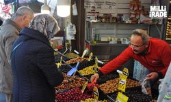Alışveriş yapan vatandaşlar zeytine hücum etti