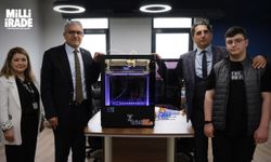 ROBOSB ürettiği 3D yazıcıyı Küpeli ve ekibine sundu
