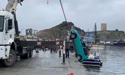 Denize düşen otomobil vinçle çıkarıldı