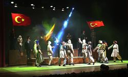 Vali Aksoy, “Cumhuriyete Doğru” adlı oyunu büyük ilgi ile izledi