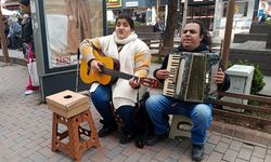 Çarşıda konser veren sokak müzisyenleri vatandaşların ilgi odağı oldu