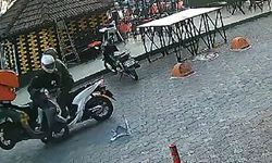 İki motosikletin çarpışma anı güvenlik kamerasında