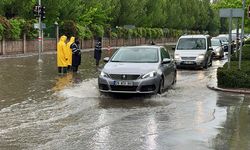 Kuvvetli sağanak yağış Eskişehir trafiğini felç etti