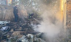 Bahçedeki malzemelerin tutuştuğu yangında maddi hasar oluştu