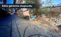 Turistik bölgedeki molozlu arsa