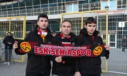 Görme engeline rağmen Eskişehirspor'un maçlarını gönül gözü ile görüyor