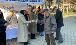 AK Parti Eskişehir Kadın Kolları üyeleri kandil simidi dağıttı