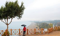 Yağmura Rağmen Konyaaltı Sahili'nde Balık Tutma ve Denize Girme Keyfi