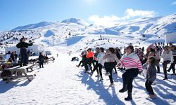 Kadınların kar üstündeki dans gösterisi renkli görüntüler oluşturdu