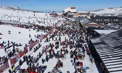 Erciyes'te hafta sonu yoğunluğu, binlerce turist pistlerde