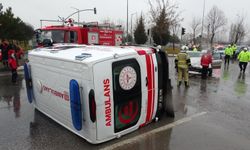 Ambulansla otomobil çarpıştı