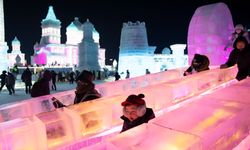 Çin’deki Harbin Uluslararası Buz ve Kar Heykel Festivali renkli görüntülere sahne oldu