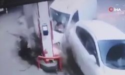 Akaryakıt İstasyonunda Korkutan Kaza: Hafif Ticari Araç Pompa ve Otomobile Çarptı